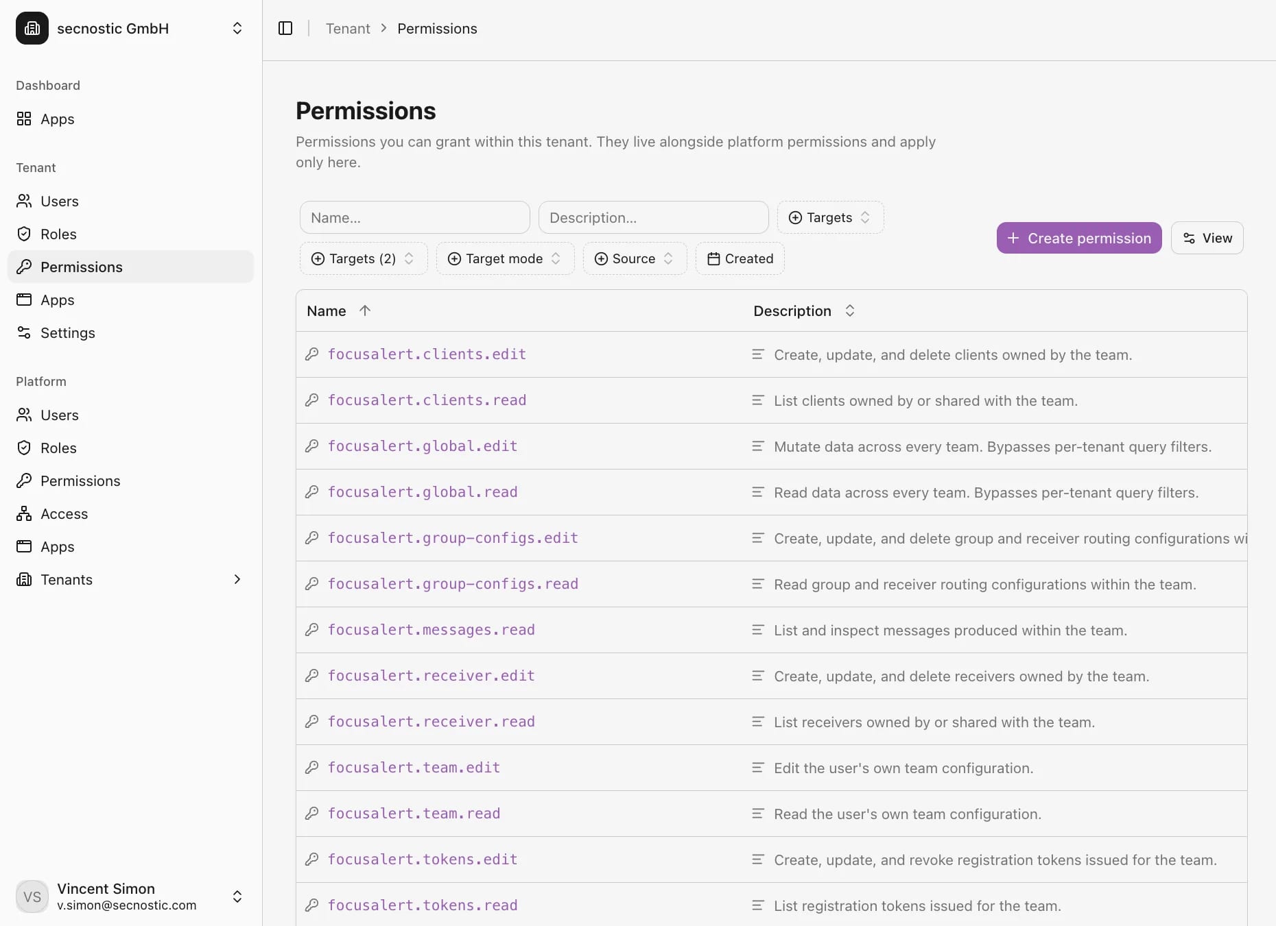 Plattform-Ansicht der Berechtigungen eines Mandanten, jede mit Name und Beschreibung.