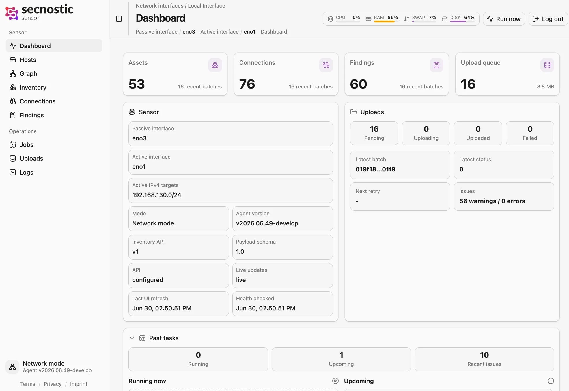 Sensor-Dashboard mit Kennzahlen zu Assets, Verbindungen, Findings und Upload-Warteschlange sowie Identität, Version und Health des Sensors.