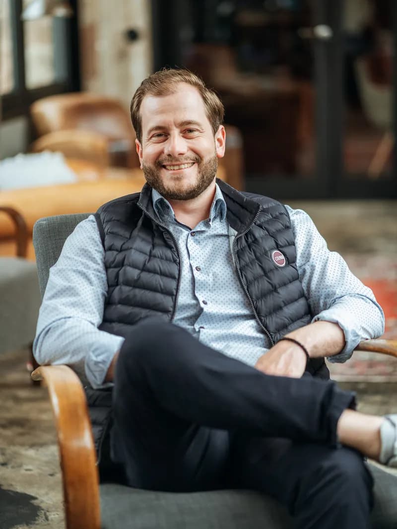 Porträtfoto von Tim Bauer, Solution Architect für OT- und BAS-Security.